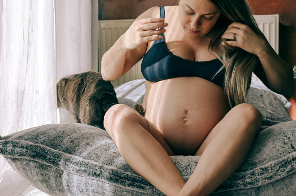 Femme enceinte naturelle et intimiste, photographie couleurs