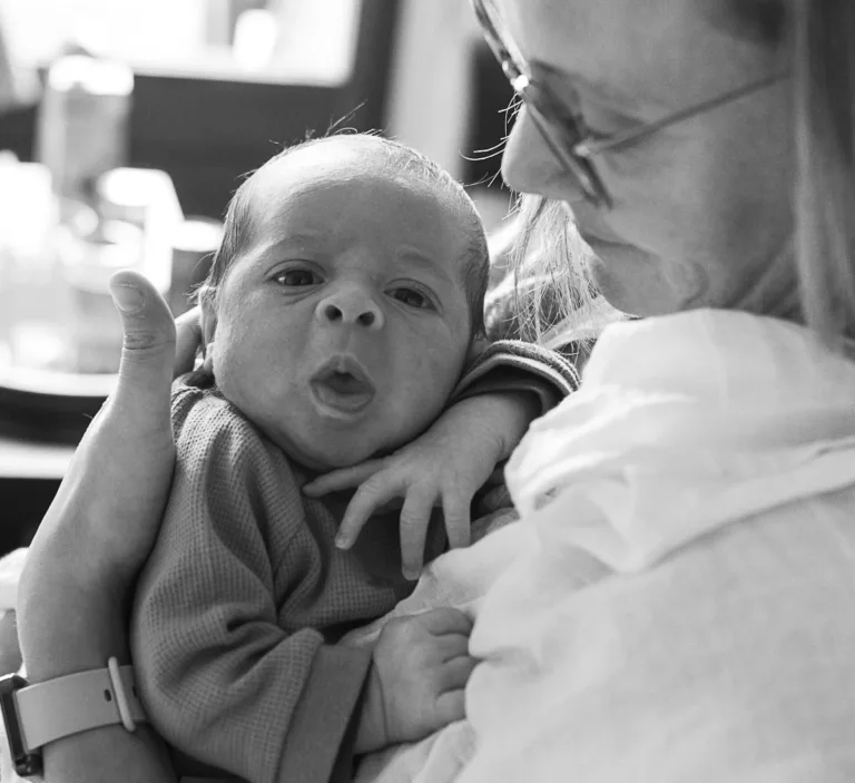 photo d'un bébé dans les bras de sa mère