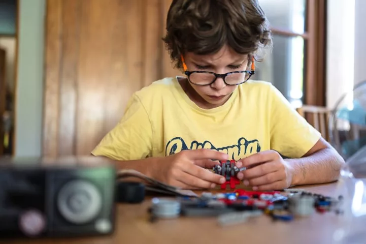 Enfant qui joue aux Lego