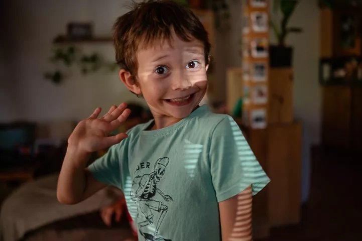 Enfant qui fait le clown avec rayons de lumière par Simone Photographie