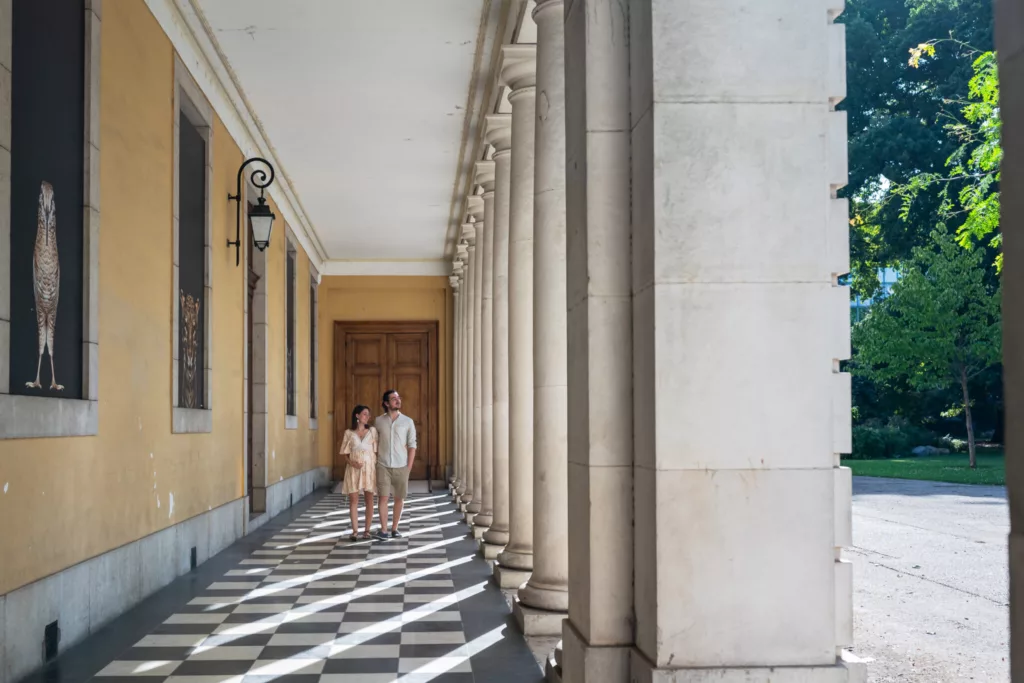 Photo d'un couple, dont la femme est enceinte, qui marche dans une galerie, par simone photographe famille à grenoble