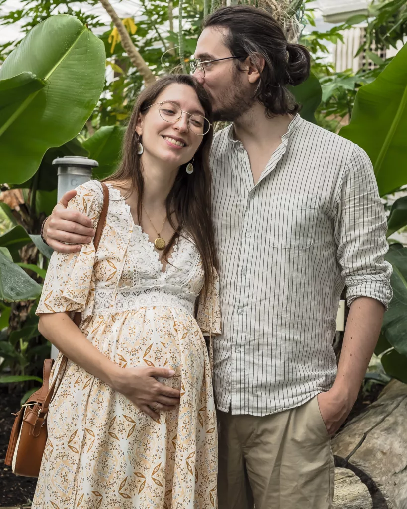 Photo d'un couple dont la femme est enceinte dans le jardin des plantes de Grenoble par Simone Photographie