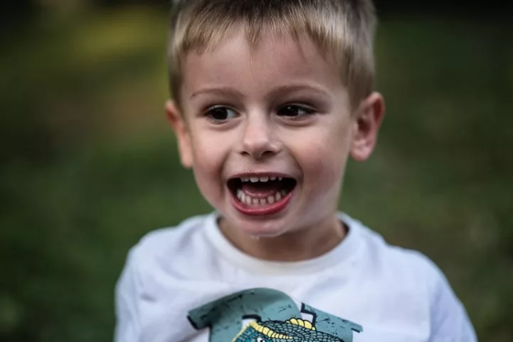 Enfant qui rit, portrait lumière naturelle par Simone Photographie