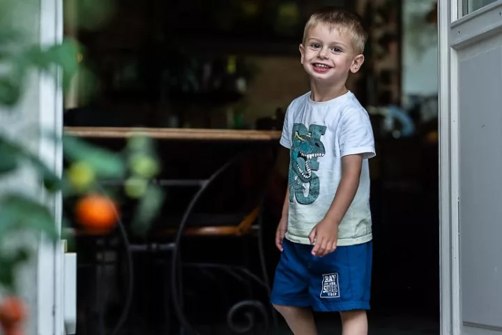 Portrait d'enfant souriant par Simone Photographie