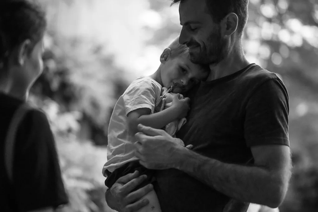 photo d'un papa tenant son fils dans ses bras par simone photographe famille à grenoble