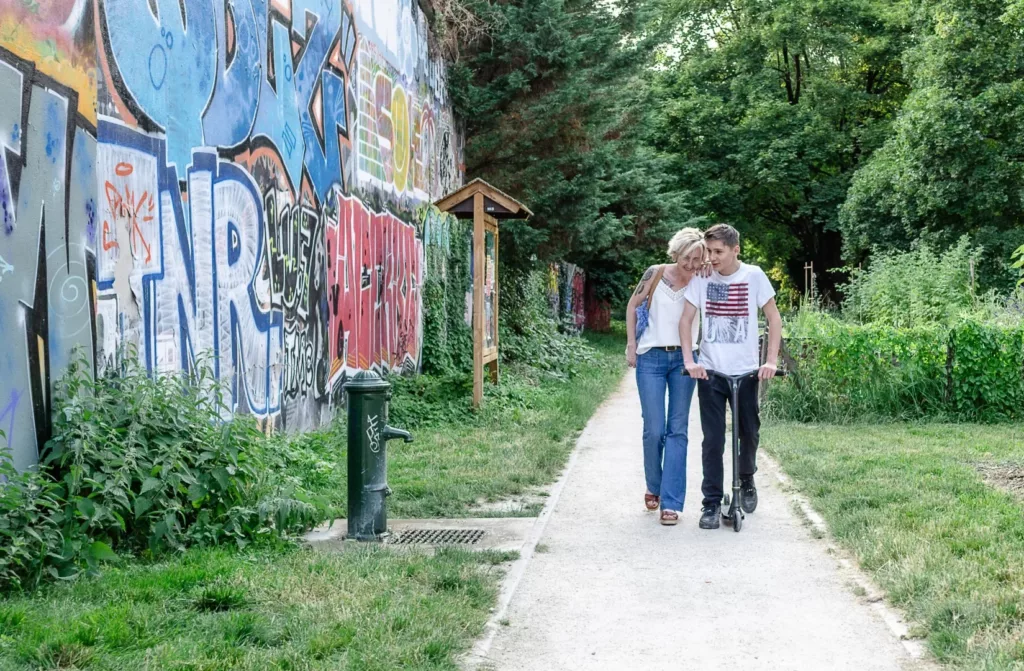 Photo d'une maman et de son fils adolescent qui se baladent par Simone Photographie