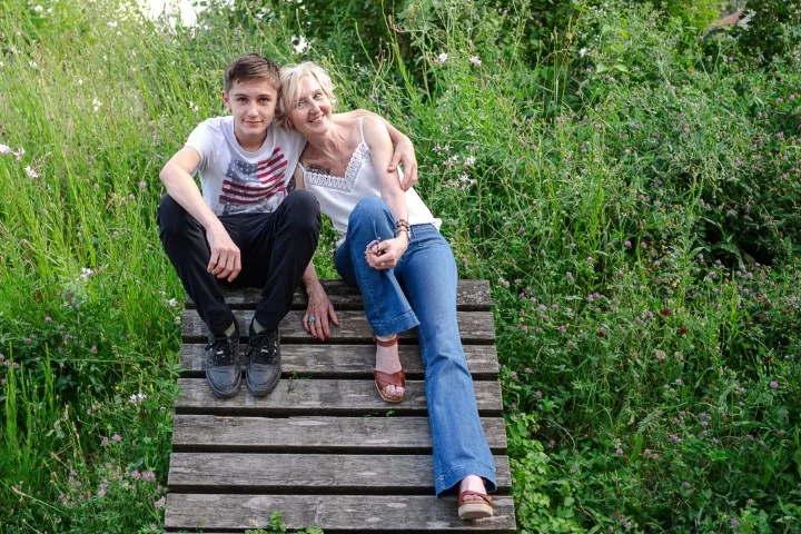 Photo d'une maman et de son fils adolescent entourés de verdure par simone photographe famille à grenoble