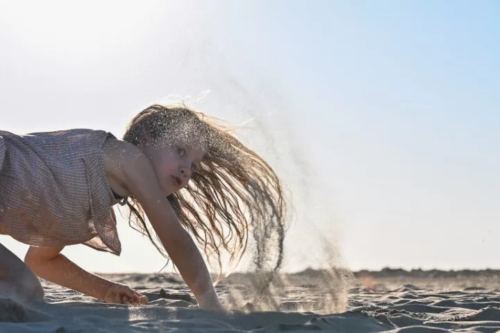 photo d'une petite fille jouant dans le sable par Simone Photographie