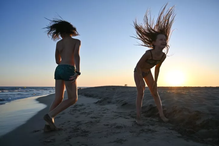 photo d'enfants jouant sur la plage