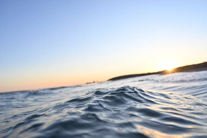 photo de la mer au soleil couchant