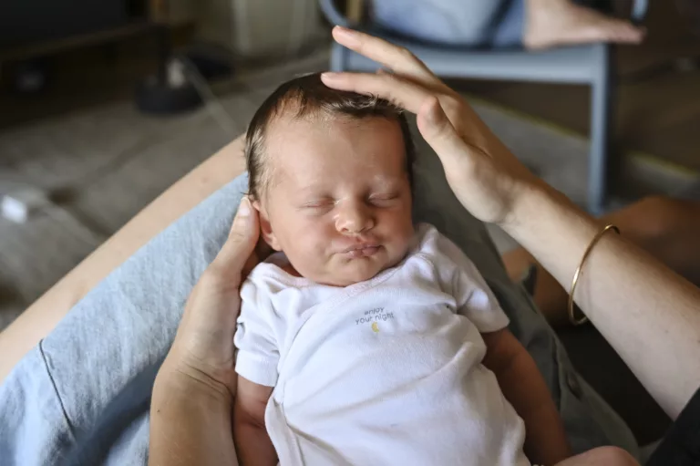 Photo d'un bébé recoiffé par la main de sa maman par Simone Photographie