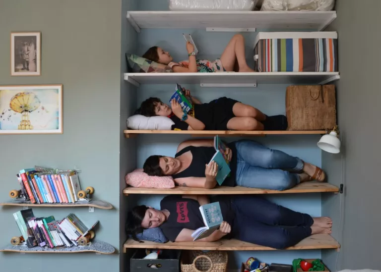 Photo d'une famille dont chaque membre est sur une étagère du placard par Simone Photographie