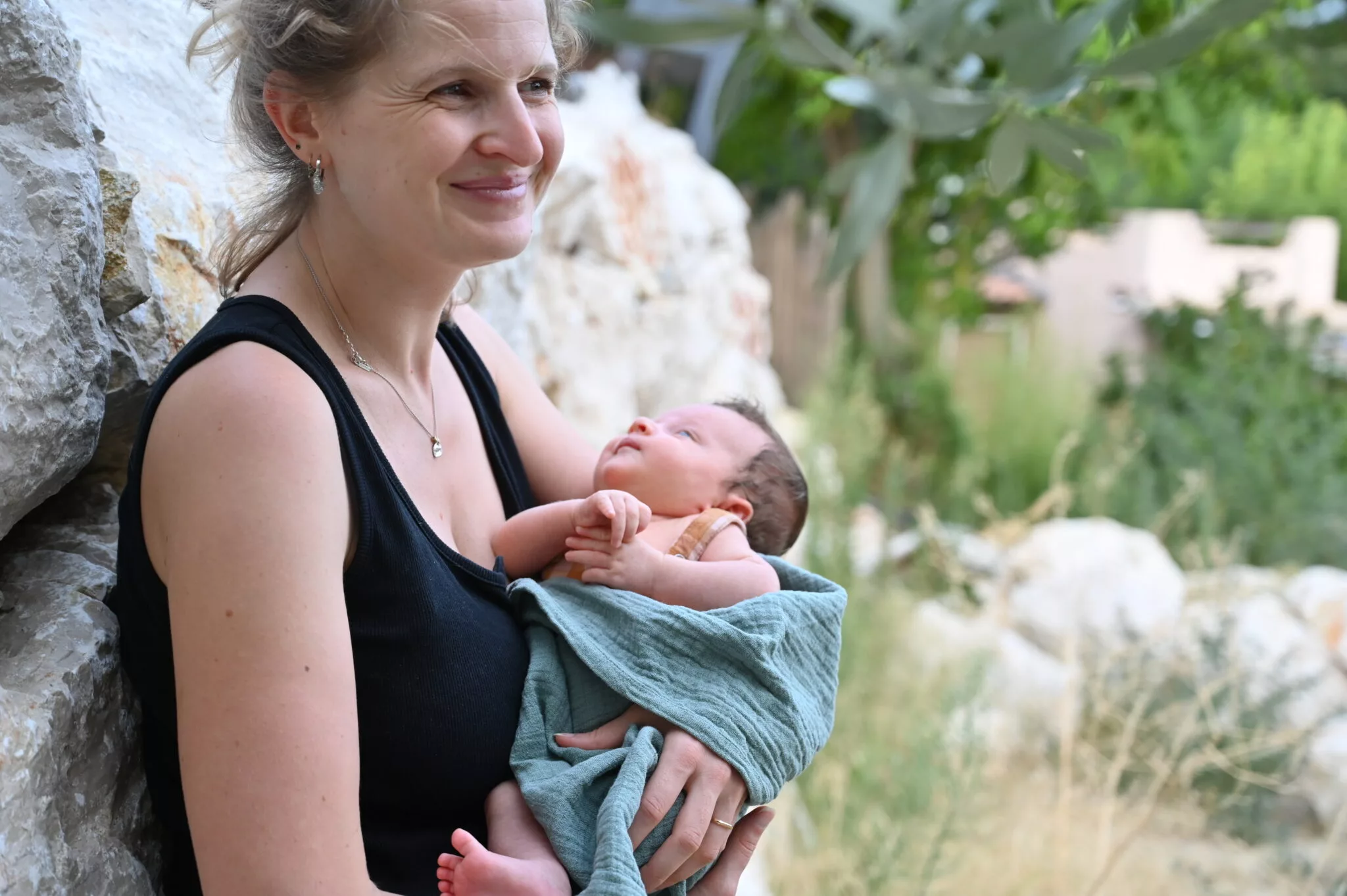 photo d'une maman avec son bébé par simone photographe famille à grenoble