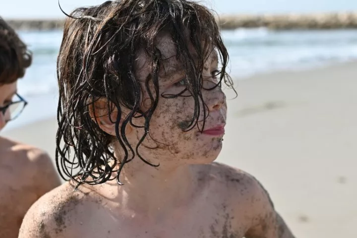 photo d'un enfant couvert de sable