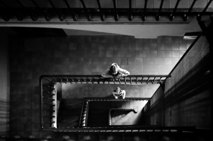 photo noir et blanc d'enfants dans des escaliers par simone photographe famille à grenoble