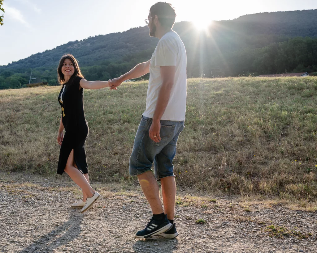 Couple d'amoureux, balade au soleil couchant