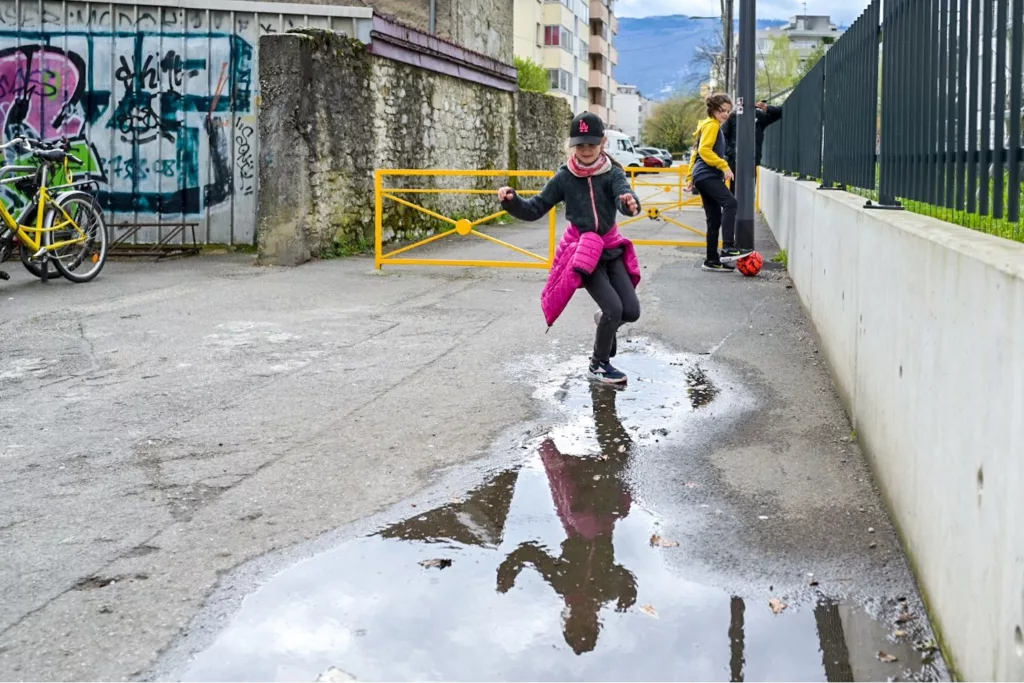 photo reflet flaque enfant pendant le challenge photo #100daysoflumiere