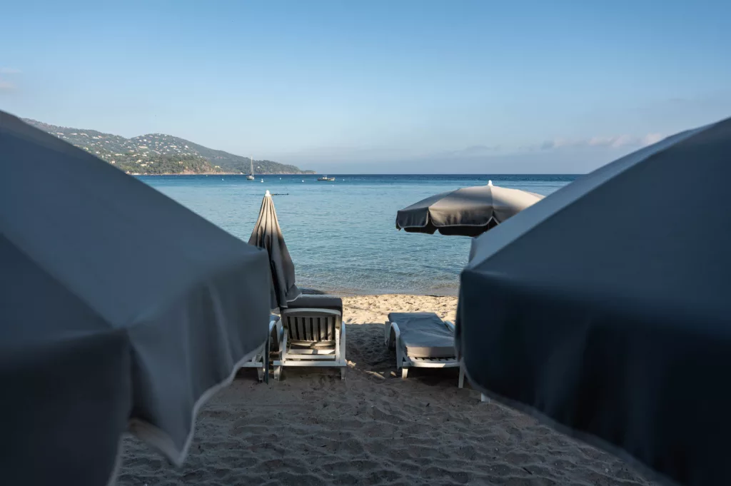 Parasol sur plage du lavandou, création d'un blog