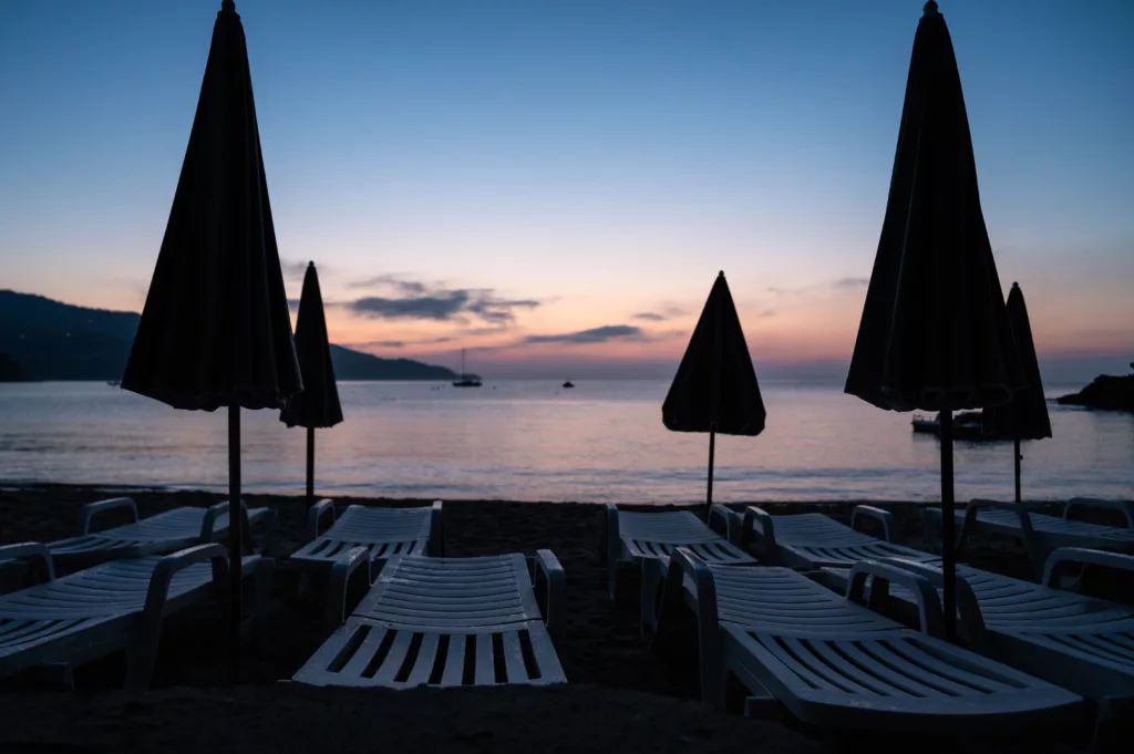 Coucher de soleil sur parasol plage, recherche photographique, blog, création