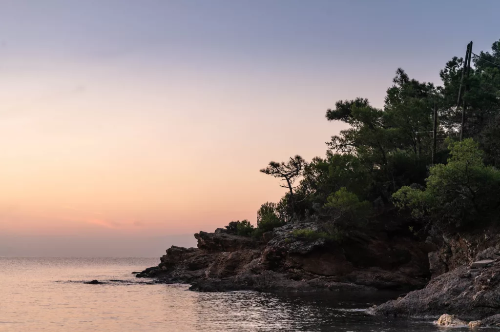 Coucher de soleil sur rocher de bord de mer, création photographe