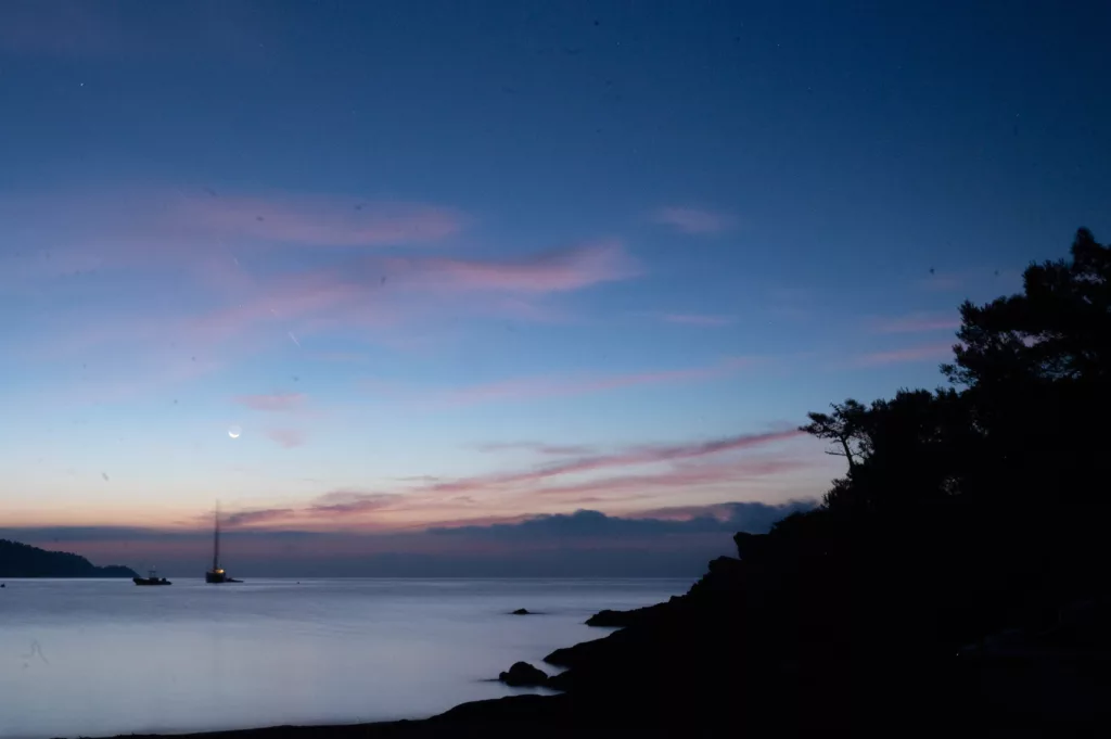 Blue hour sur la plage du lavandou, création, créativité, réflexion blog