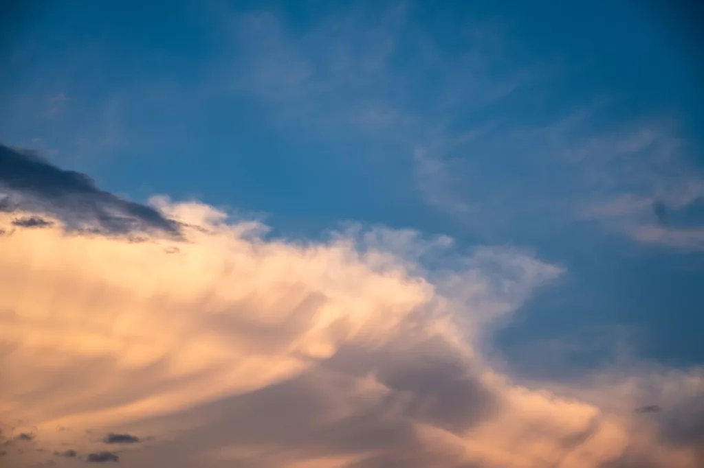 Ciel bleu, nuages roses