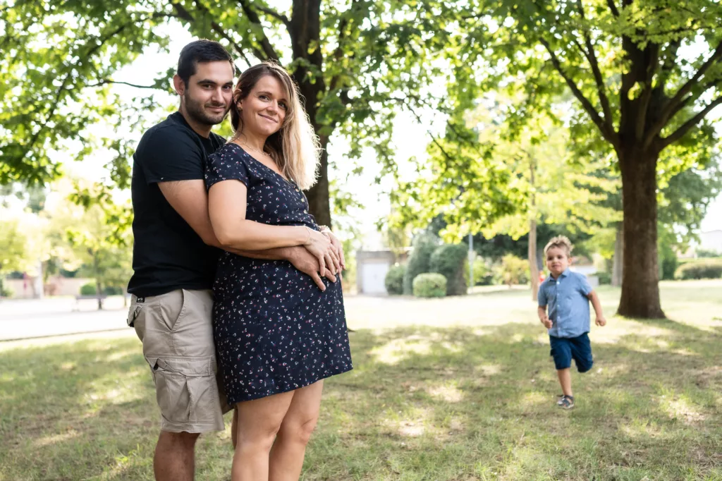 Photo de famille à l'occasion d'un shooting grossesse en extérieur par Simone photographie