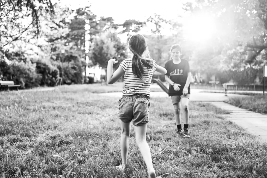 Enfant jouant dans l'eau, séance caserne de Bonne