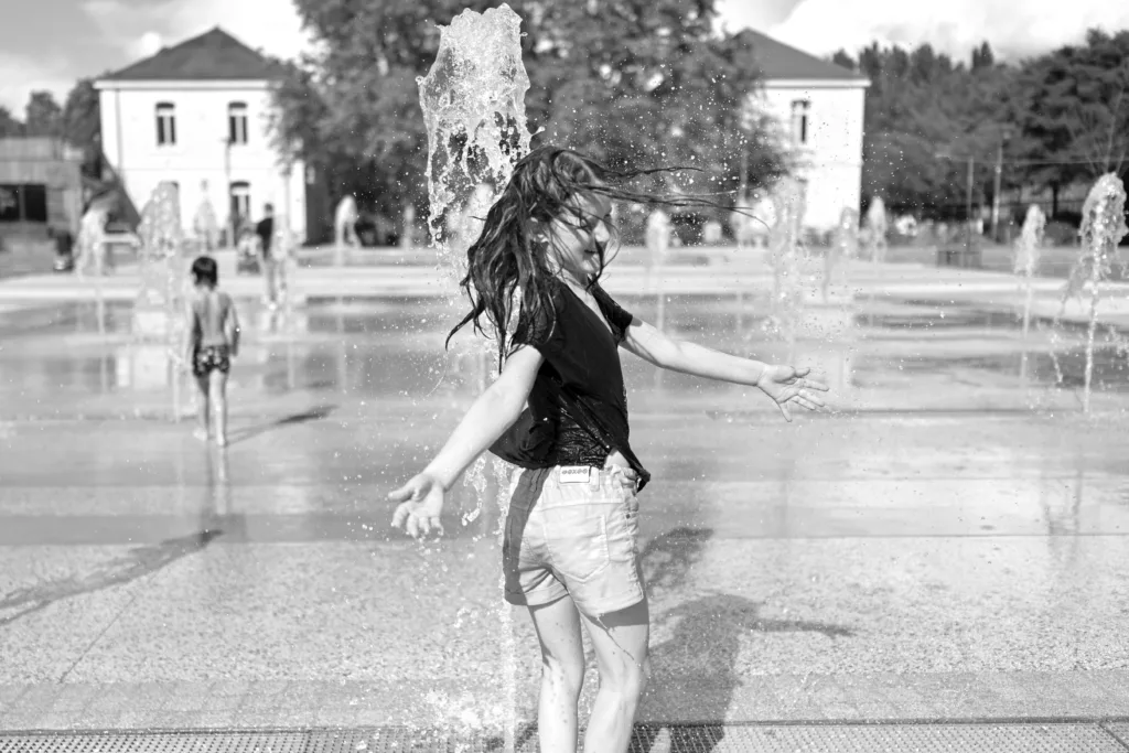 Enfant jouant dans l'eau, spot photo, shooting caserne de Bonne, séance enfance